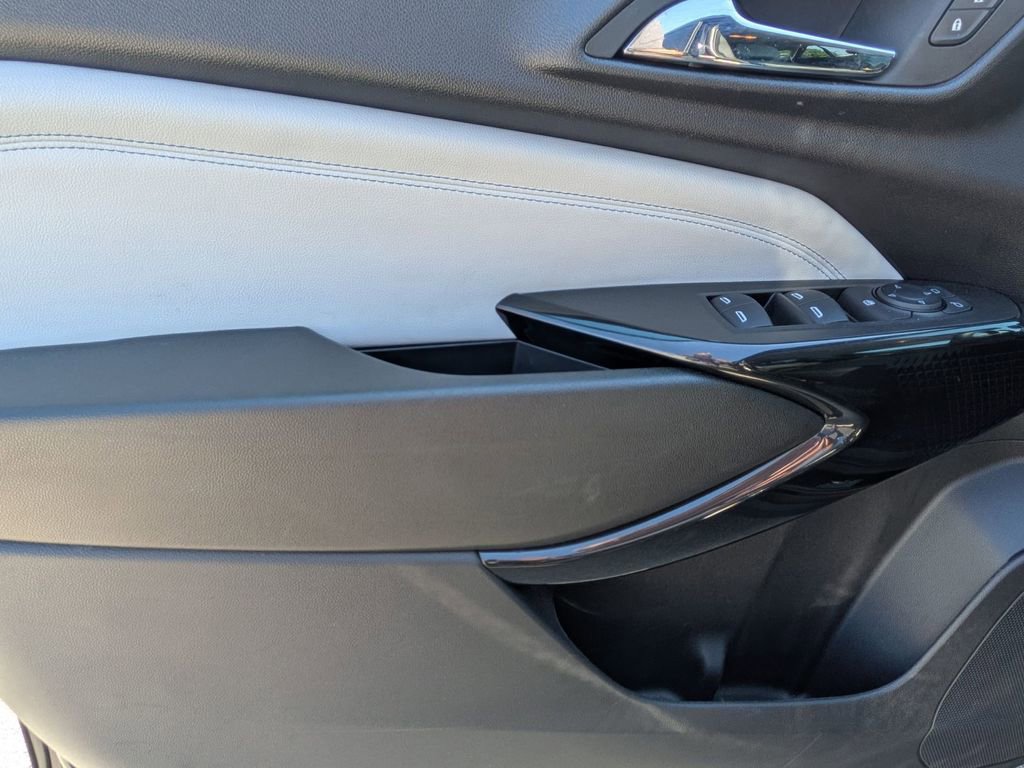 Used 2025 Chevrolet Trax LT w/ LT Convenience Package image 13