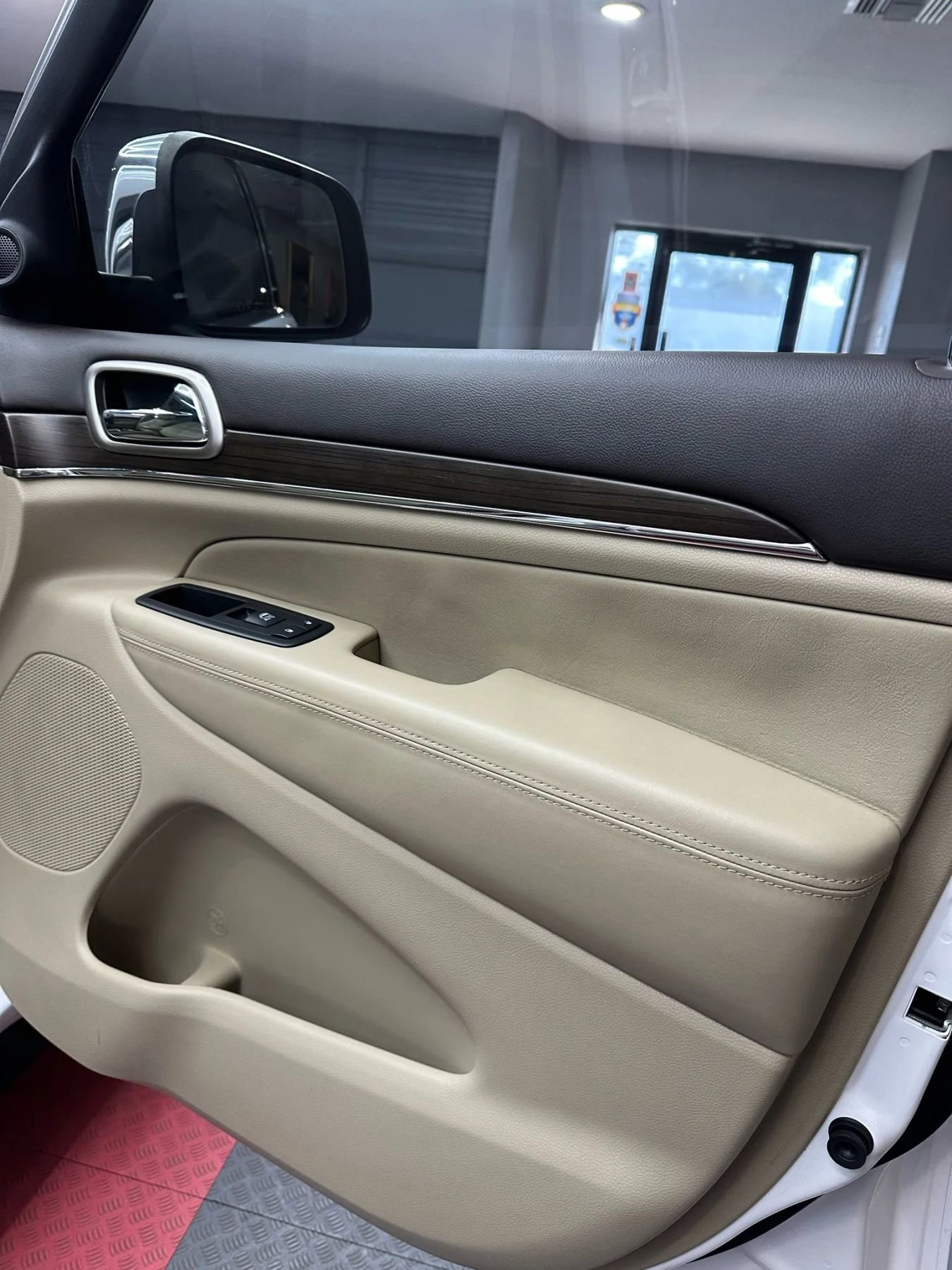 Used 2014 Jeep Grand Cherokee Overland w/ Advanced Technology Group image 35