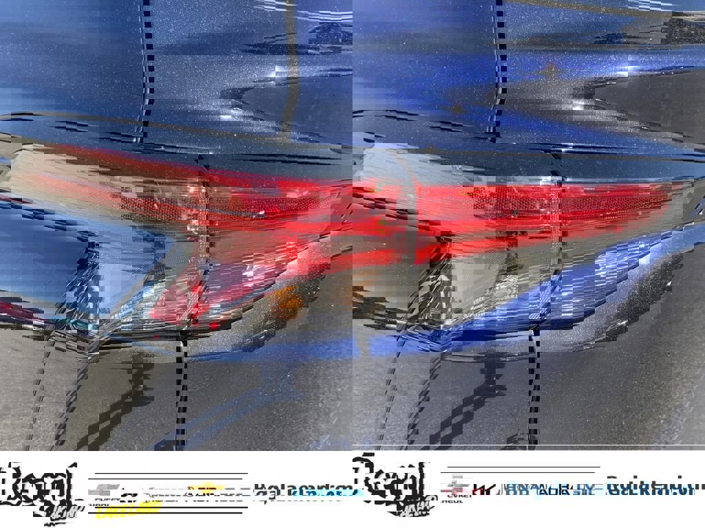 Used 2023 Toyota Sienna Limited image 8