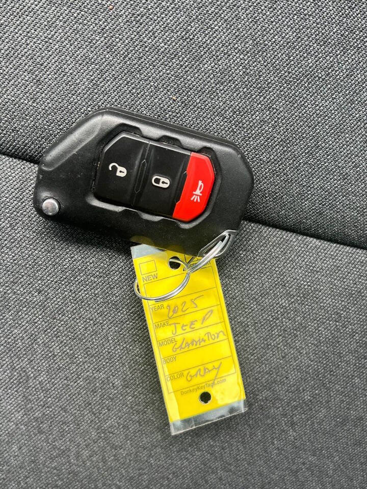 Used 2025 Jeep Gladiator Sport AWD/4WD image 16