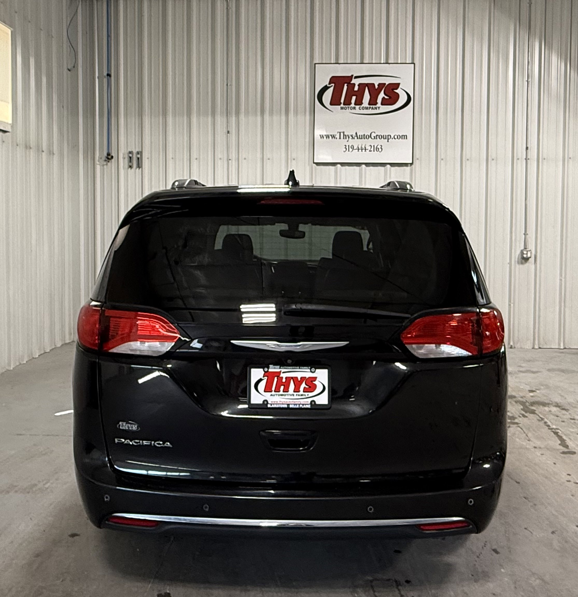 Used 2018 Chrysler Pacifica Touring-L FWD image 4