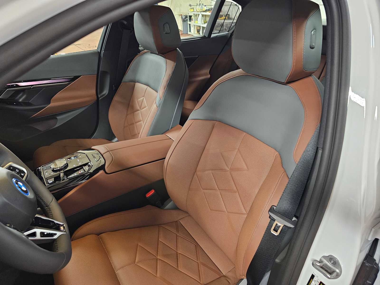 New 2026 BMW 550e xDrive w/ Executive Package image 21