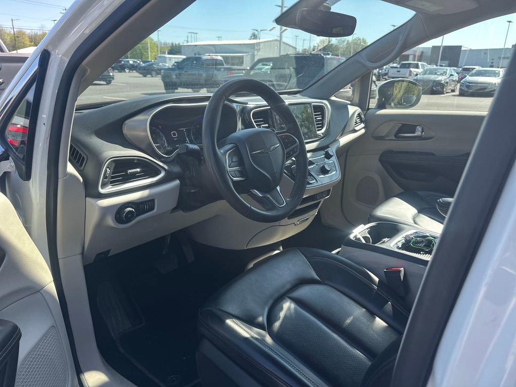 Used 2023 Chrysler Pacifica Touring-L image 9