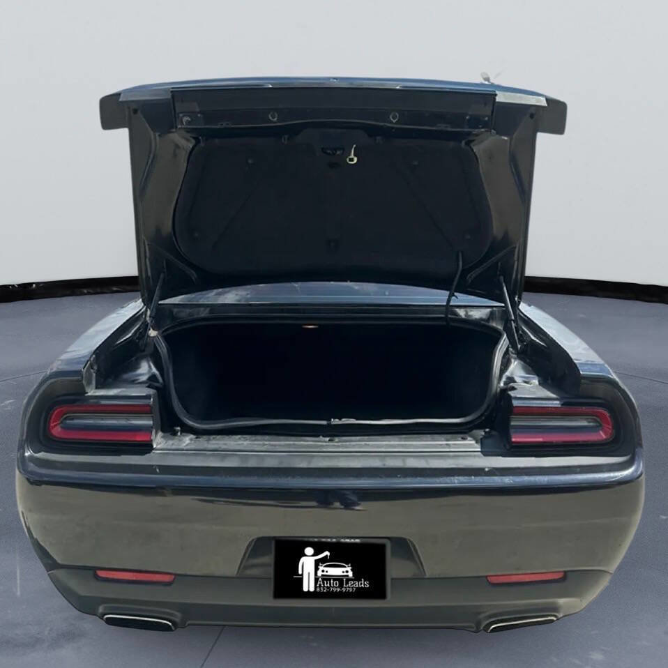Used 2019 Dodge Challenger SXT image 9