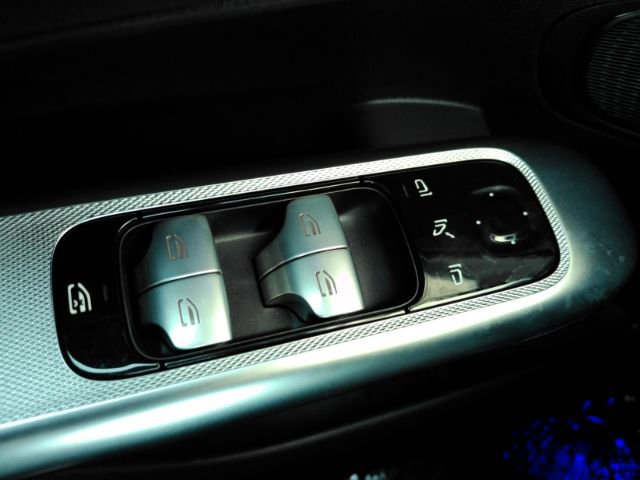 Used 2025 Mercedes-Benz GLC 300 image 35