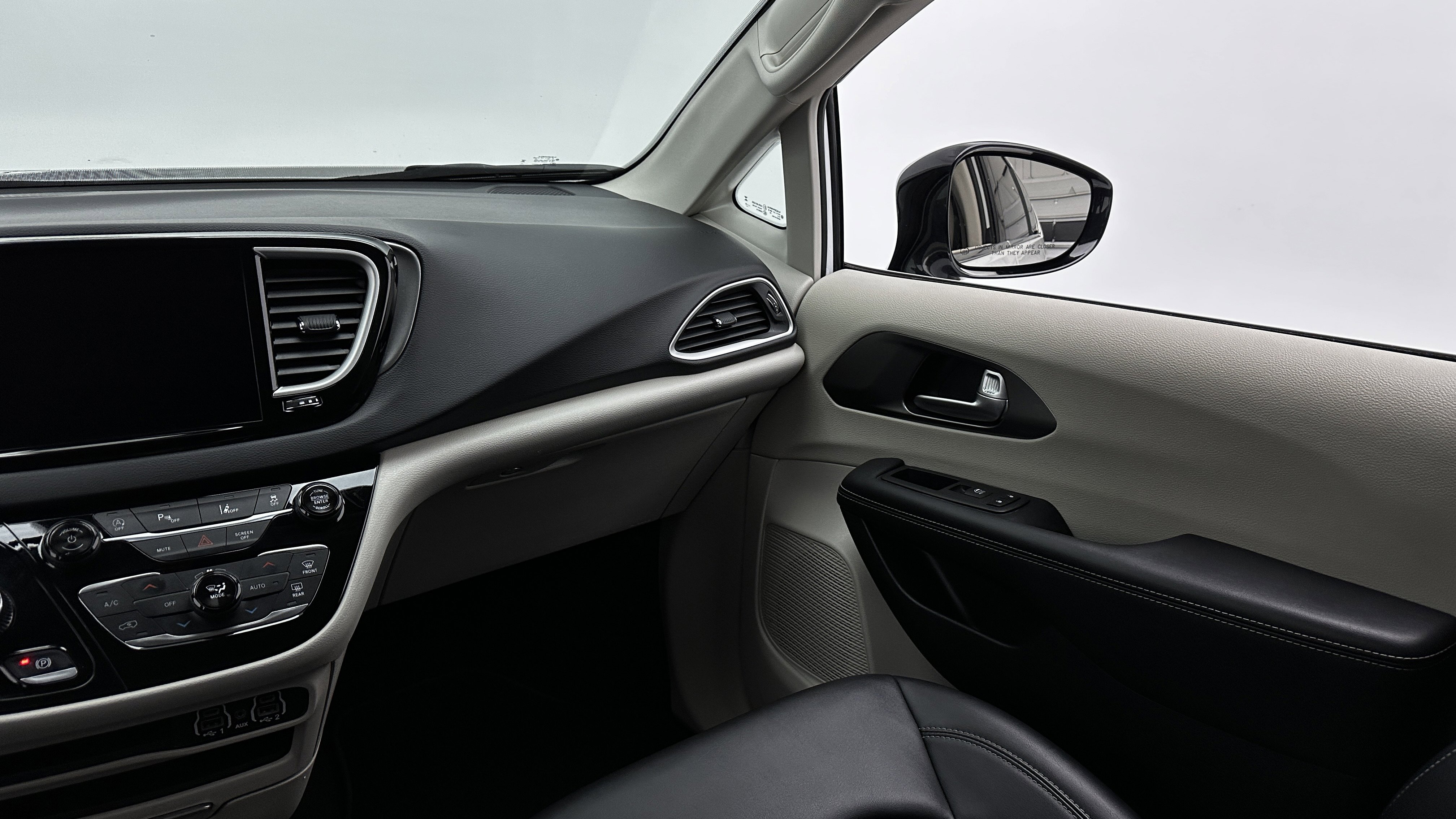 Used 2024 Chrysler Pacifica Touring-L image 26