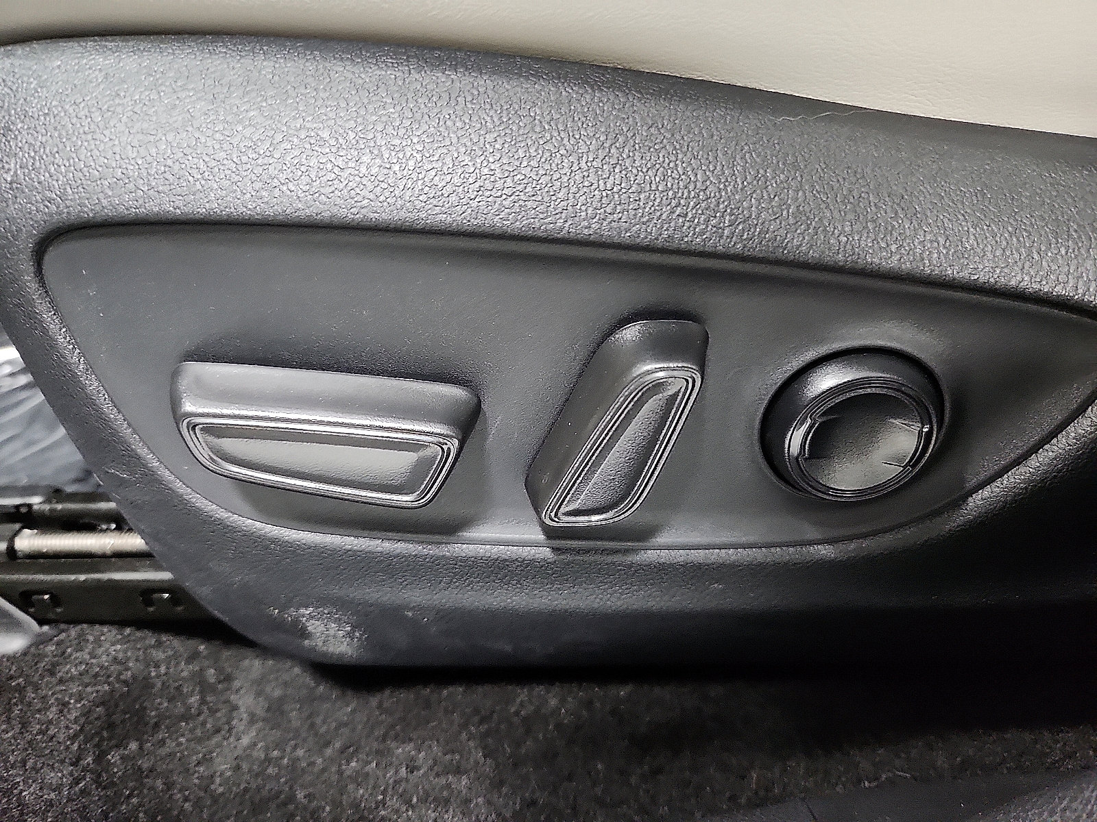 Used 2025 Toyota RAV4 Limited AWD/4WD image 9