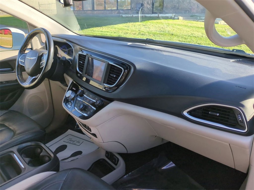 Used 2020 Chrysler Pacifica Touring-L image 21