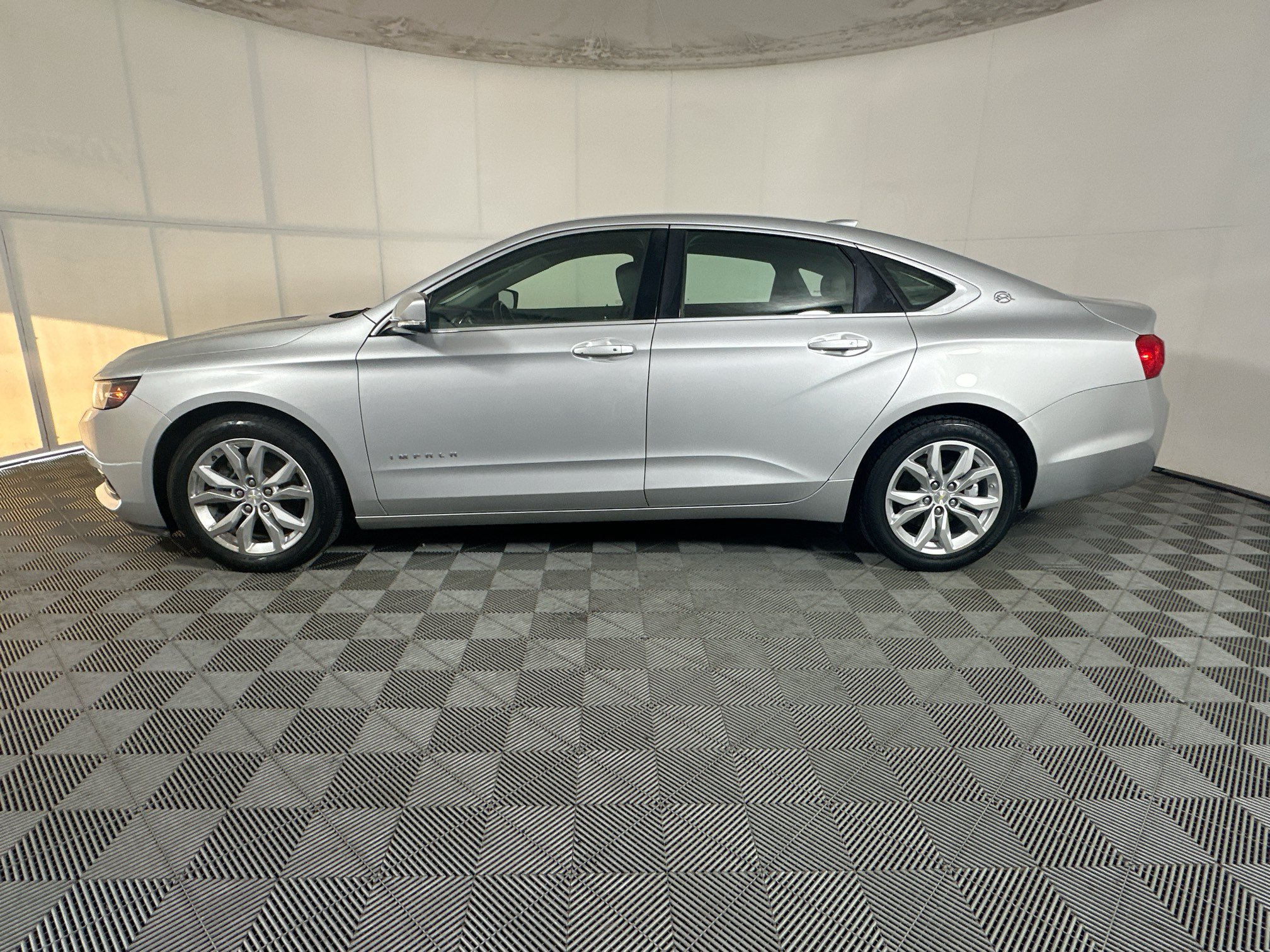 Used 2018 Chevrolet Impala LT FWD image 6