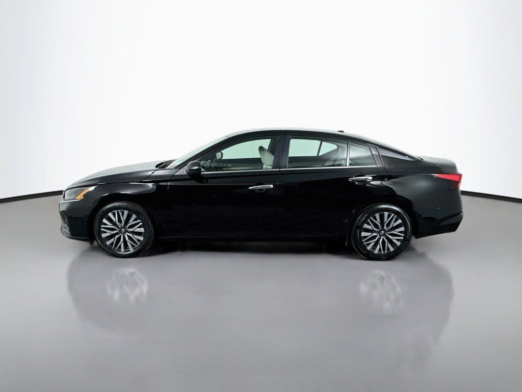Used 2025 Nissan Altima 2.5 SV FWD image 2
