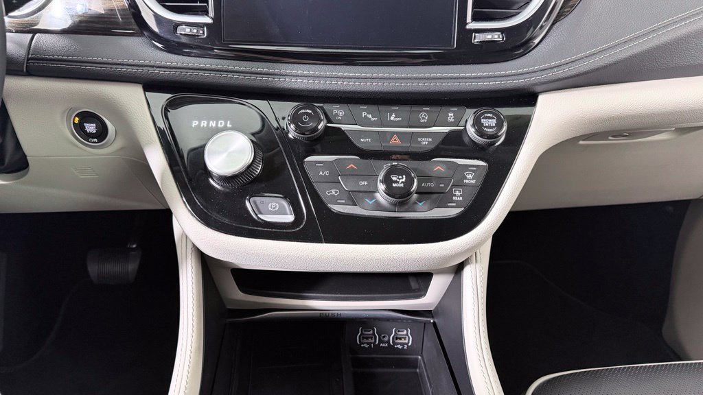 Used 2024 Chrysler Pacifica Limited AWD/4WD image 26