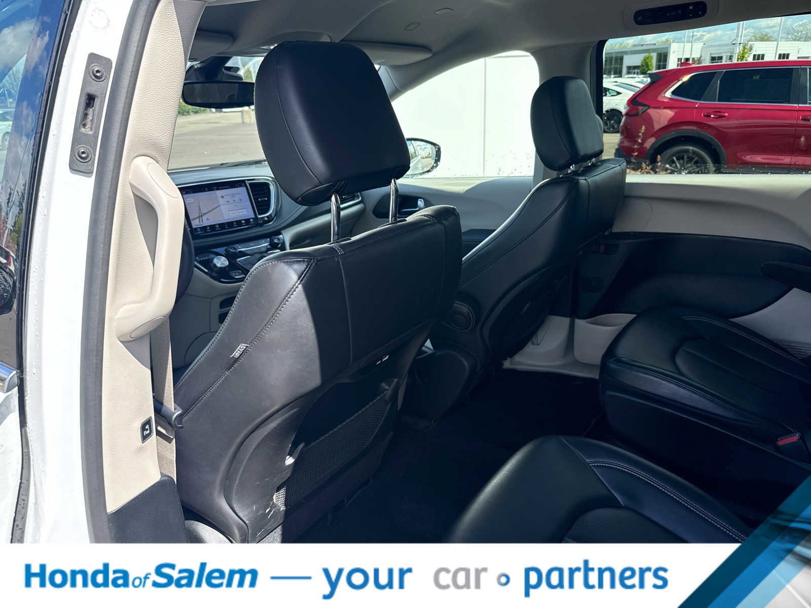 Used 2024 Chrysler Pacifica Select image 13