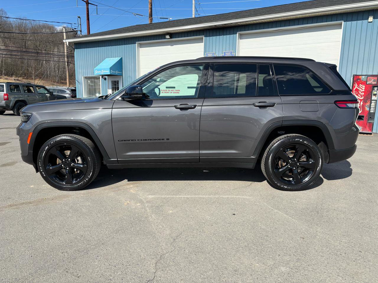 Used 2024 Jeep Grand Cherokee Altitude AWD/4WD image 2