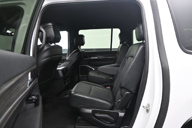 Used 2024 Jeep Wagoneer L Series II RWD image 11