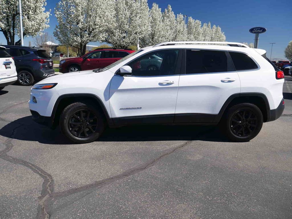 Used 2018 Jeep Cherokee Latitude Plus image 16