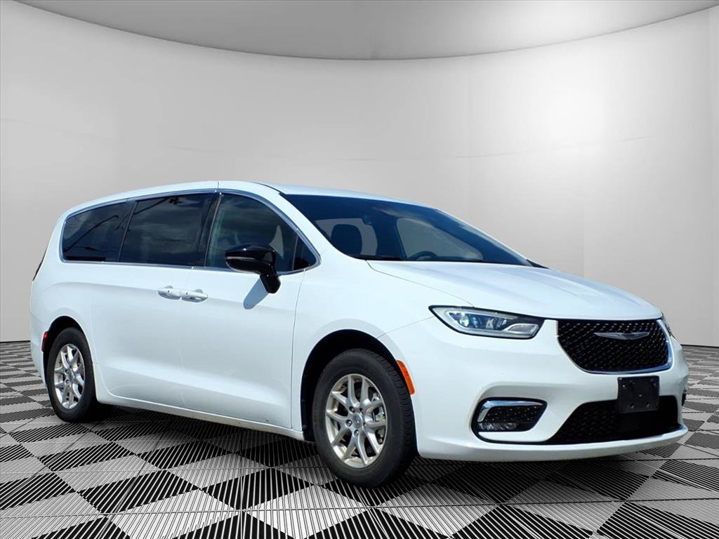Used 2025 Chrysler Pacifica Select FWD image 1
