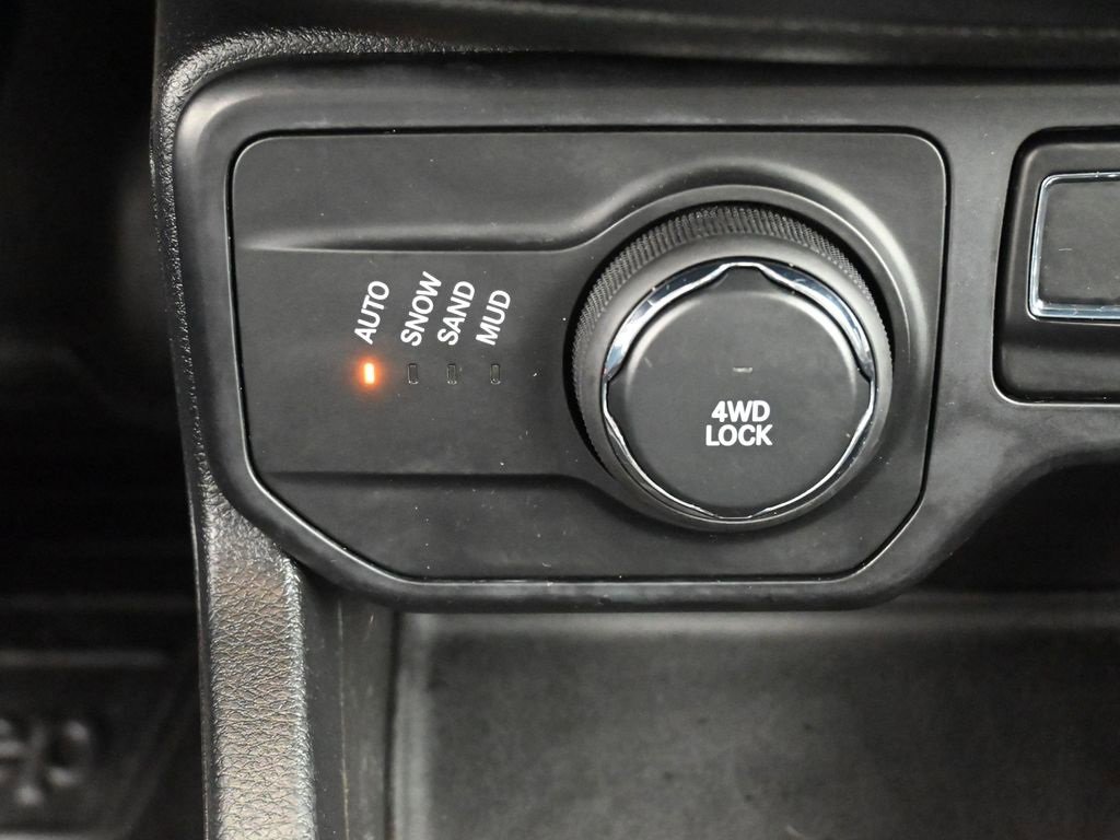 Used 2018 Jeep Renegade Latitude w/ Cold Weather Group image 23