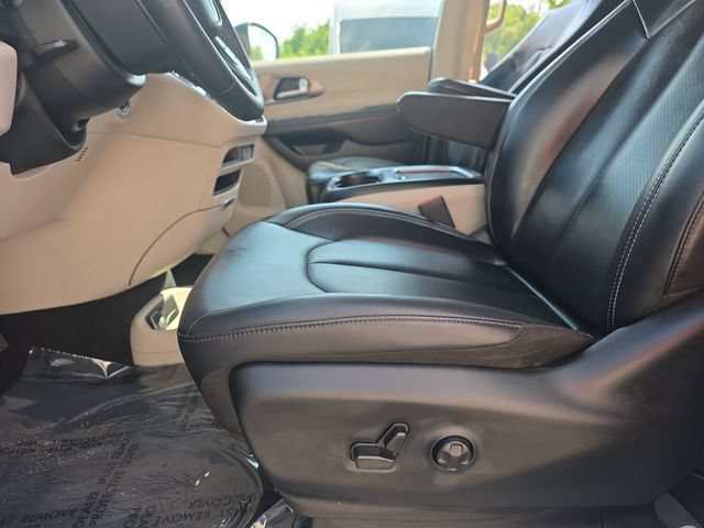 Used 2023 Chrysler Pacifica Touring-L FWD image 30