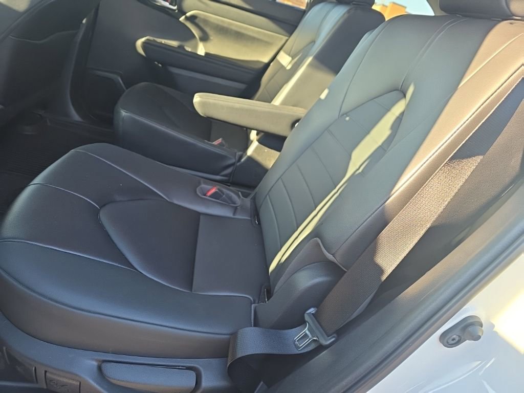 Used 2023 Toyota Highlander XLE image 10