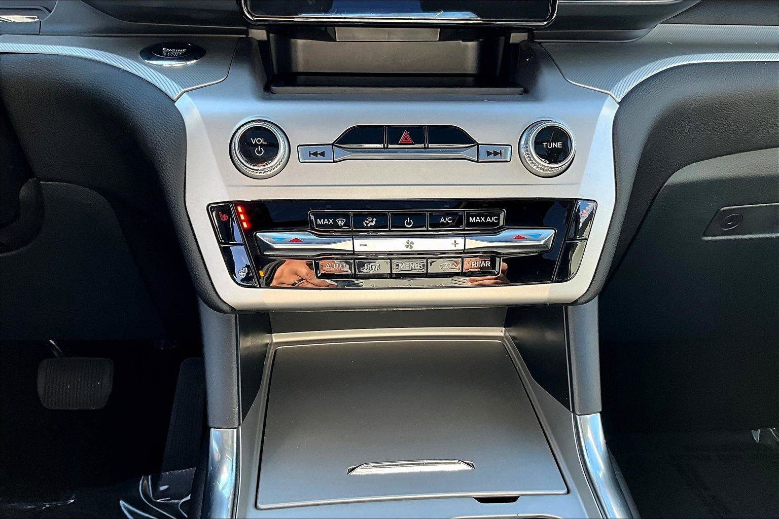 Used 2022 Ford Explorer XLT w/ Equipment Group 202A image 13