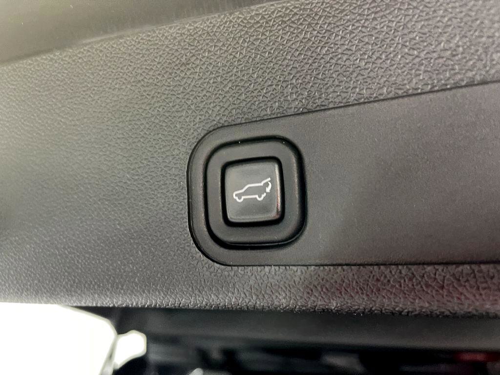 Used 2012 GMC Yukon XL Denali image 10