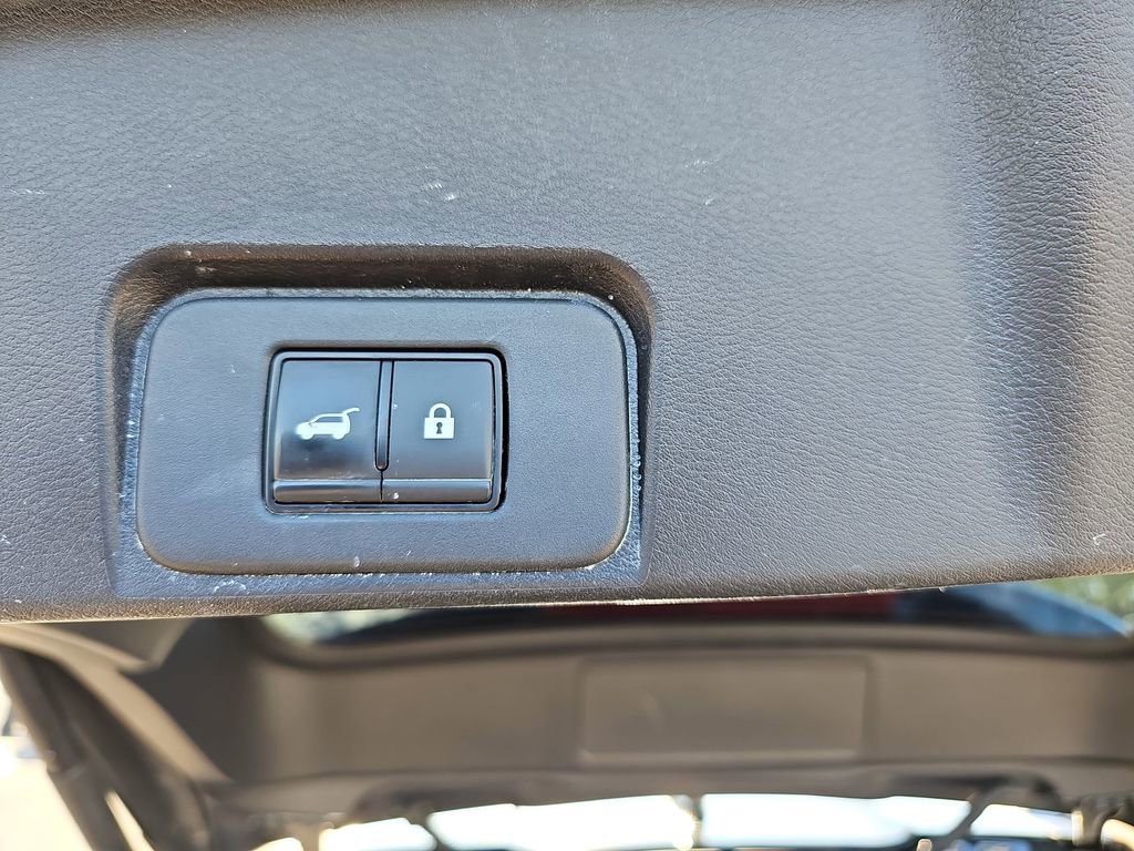 Used 2025 Nissan Rogue SV w/ SV Premium Package image 17