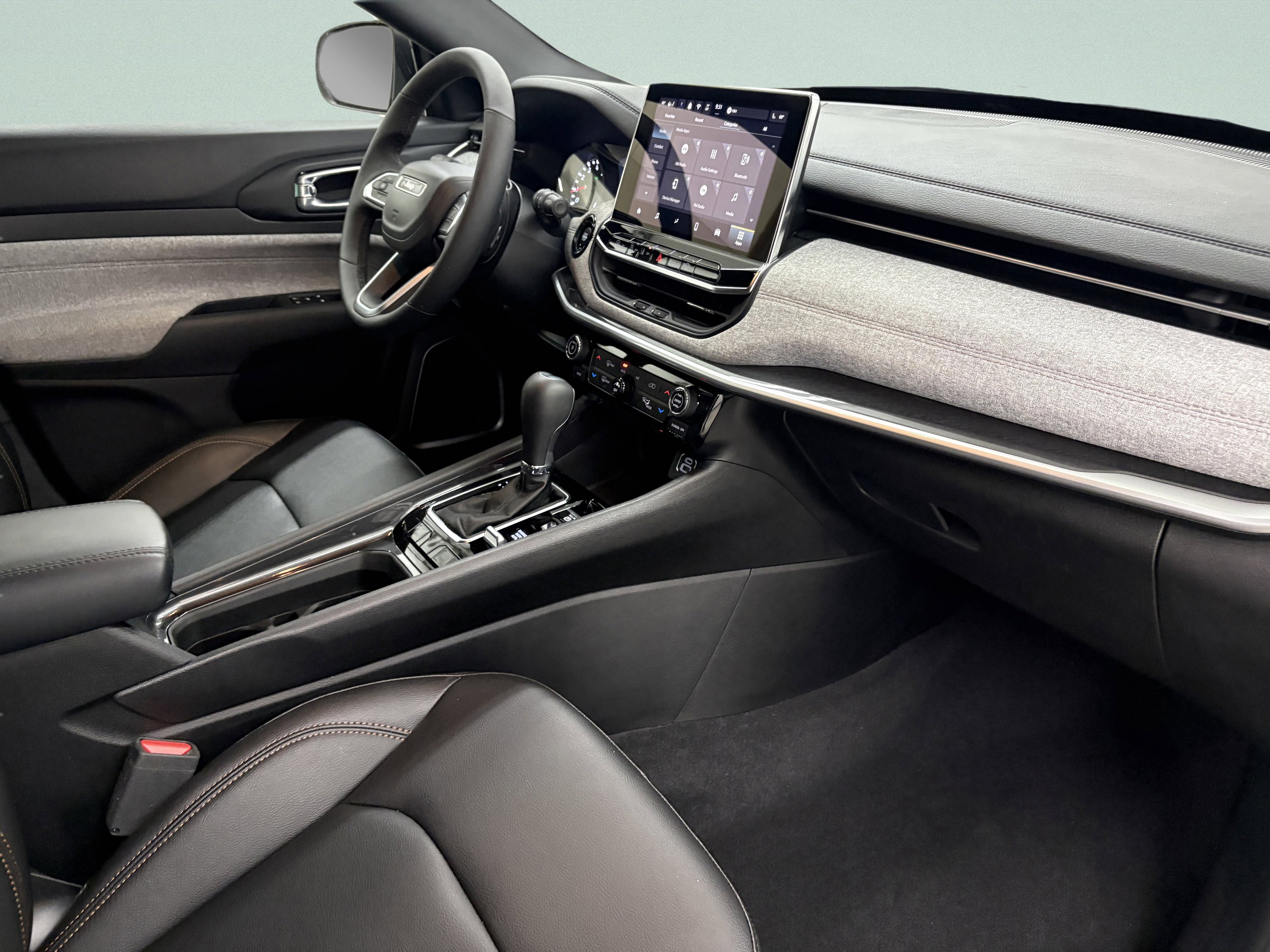 Used 2024 Jeep Compass Latitude image 23