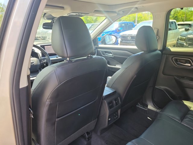 Used 2025 Nissan Rogue Platinum w/ Platinum Premium Package FWD image 12