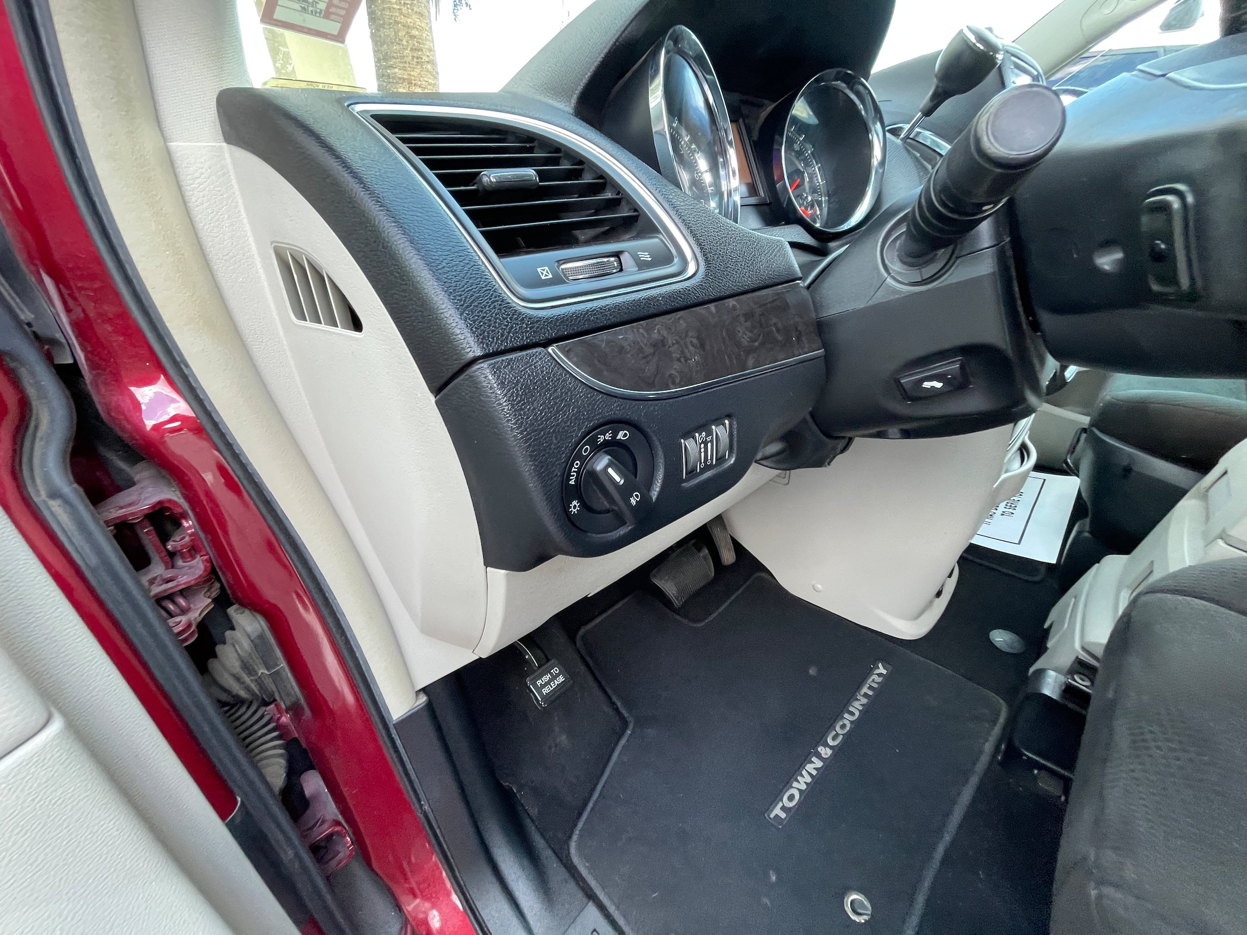 Used 2012 Chrysler Town & Country Touring w/ Entertainment Group #1 FWD image 13