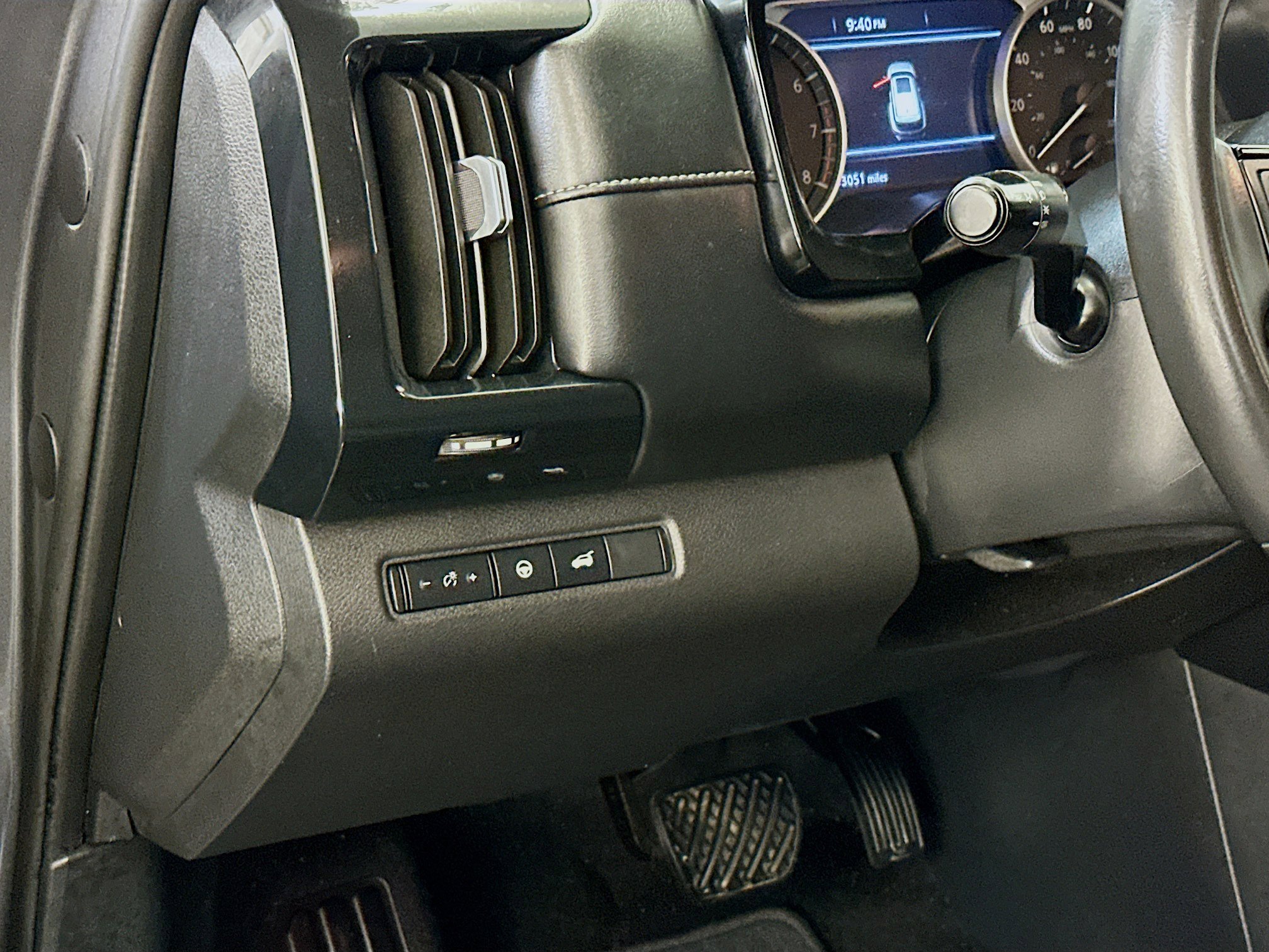 Used 2023 Nissan Pathfinder SV w/ SV Premium Package image 17