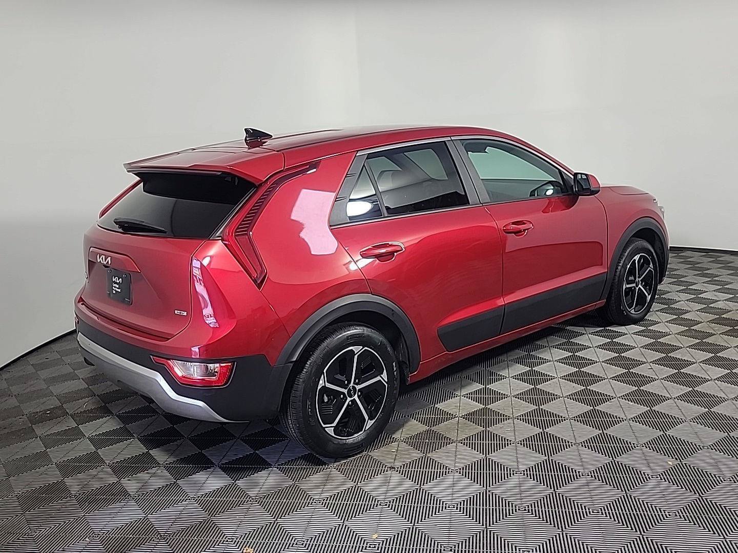 Used 2025 Kia Niro LX FWD image 4