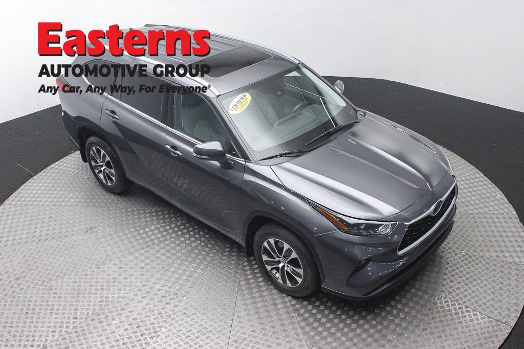 Used 2022 Toyota Highlander XLE AWD/4WD image 3