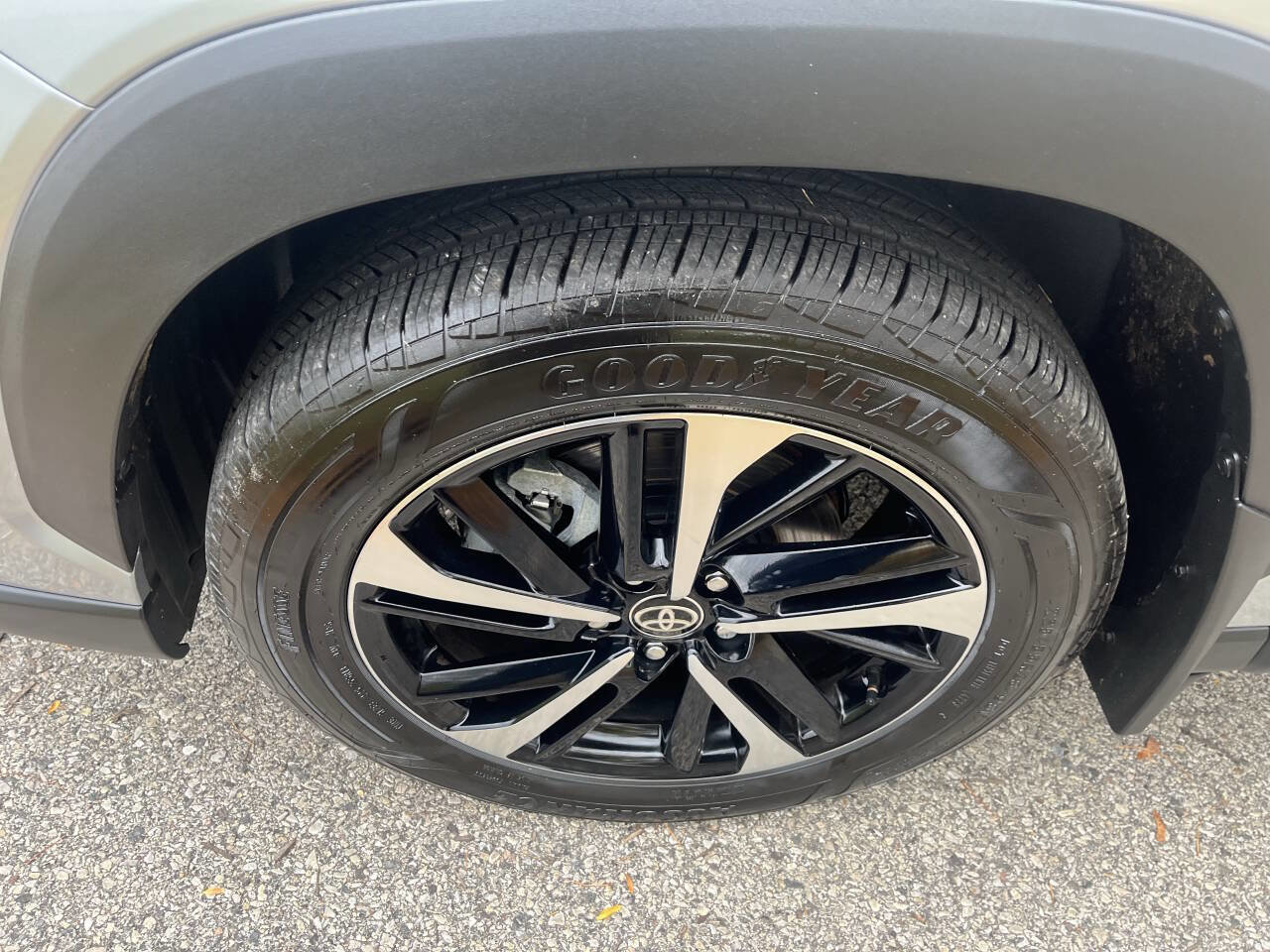 Used 2024 Toyota Corolla Cross AWD Hybrid image 11