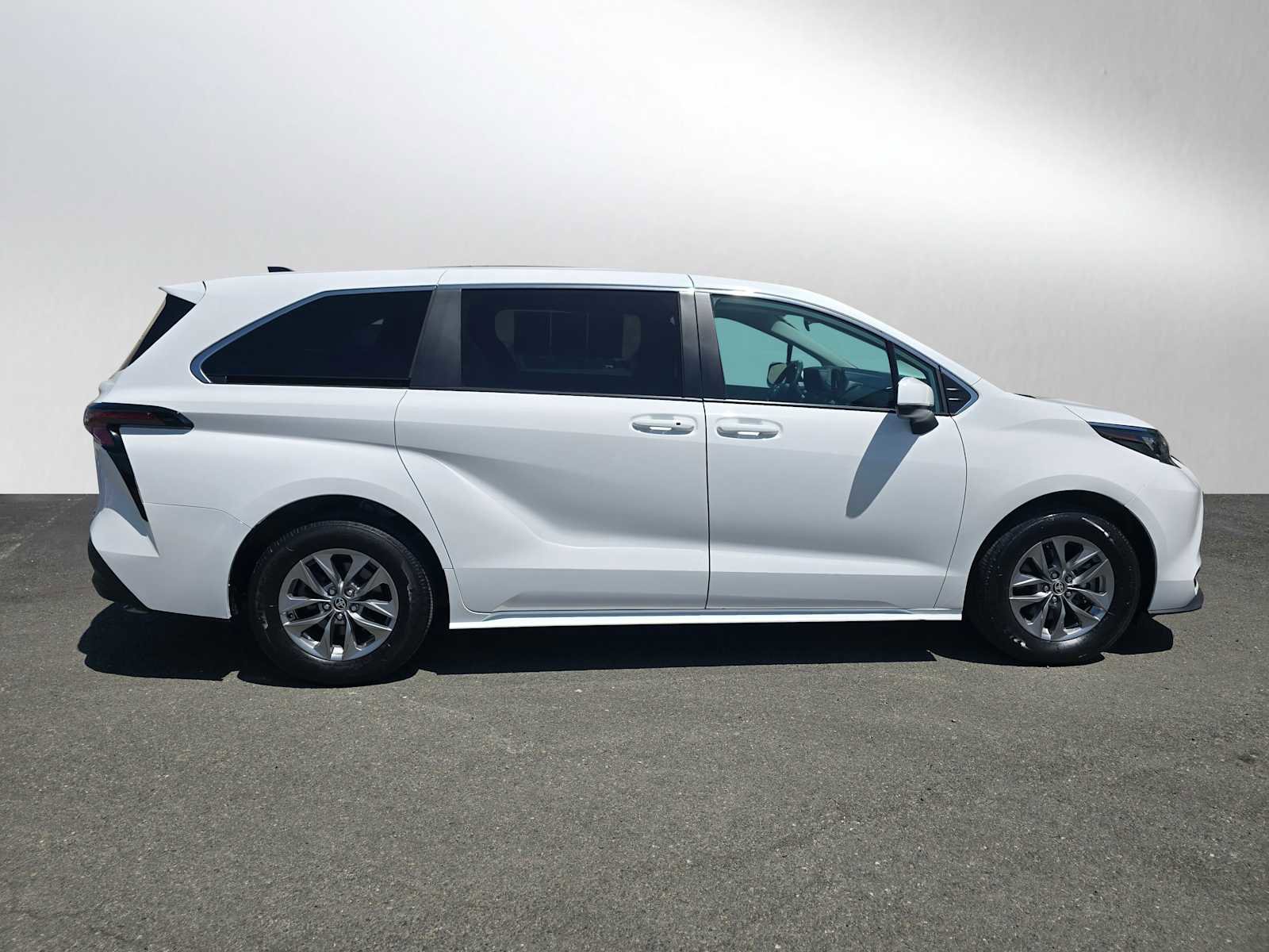 Used 2024 Toyota Sienna LE FWD image 2