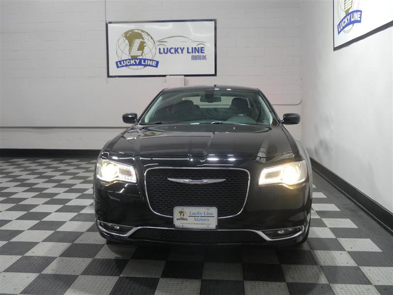 Used 2018 Chrysler 300 Touring w/ Driver Convenience Group AWD/4WD image 2