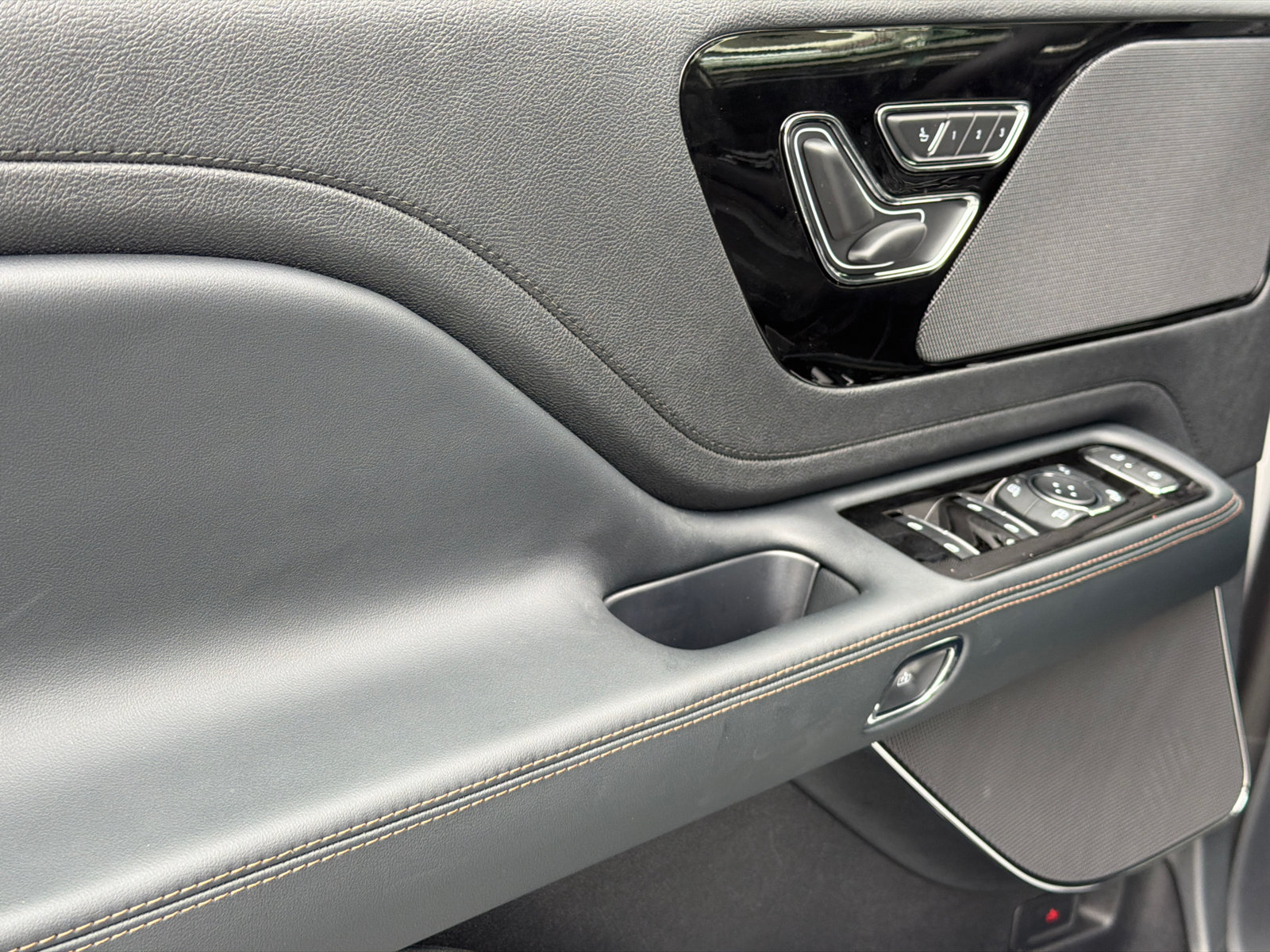 New 2027 Lincoln Aviator AWD w/ Jet Appearance Package image 20