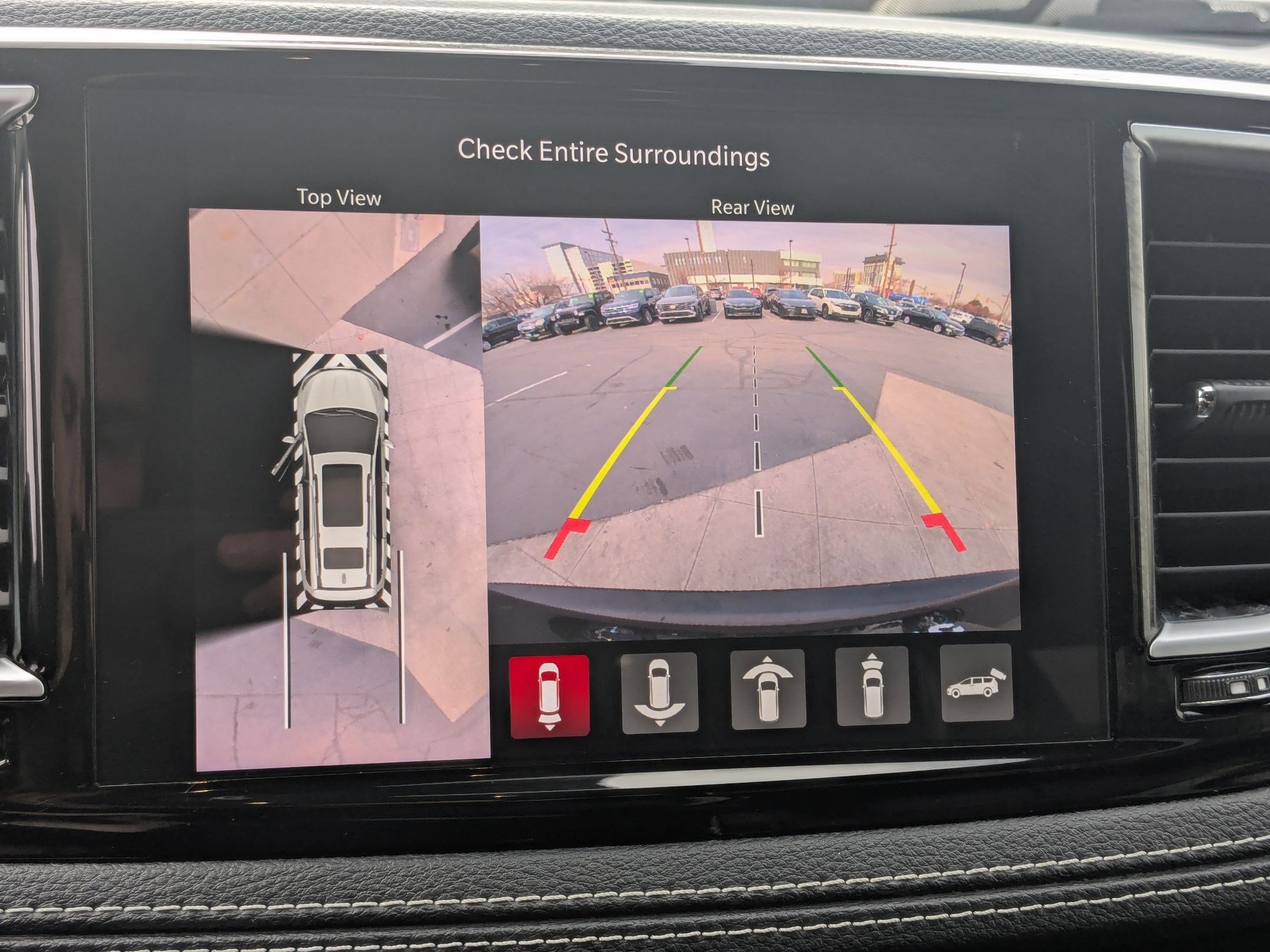 Used 2023 Chrysler Pacifica Limited w/ Uconnect Theater Family Group image 24