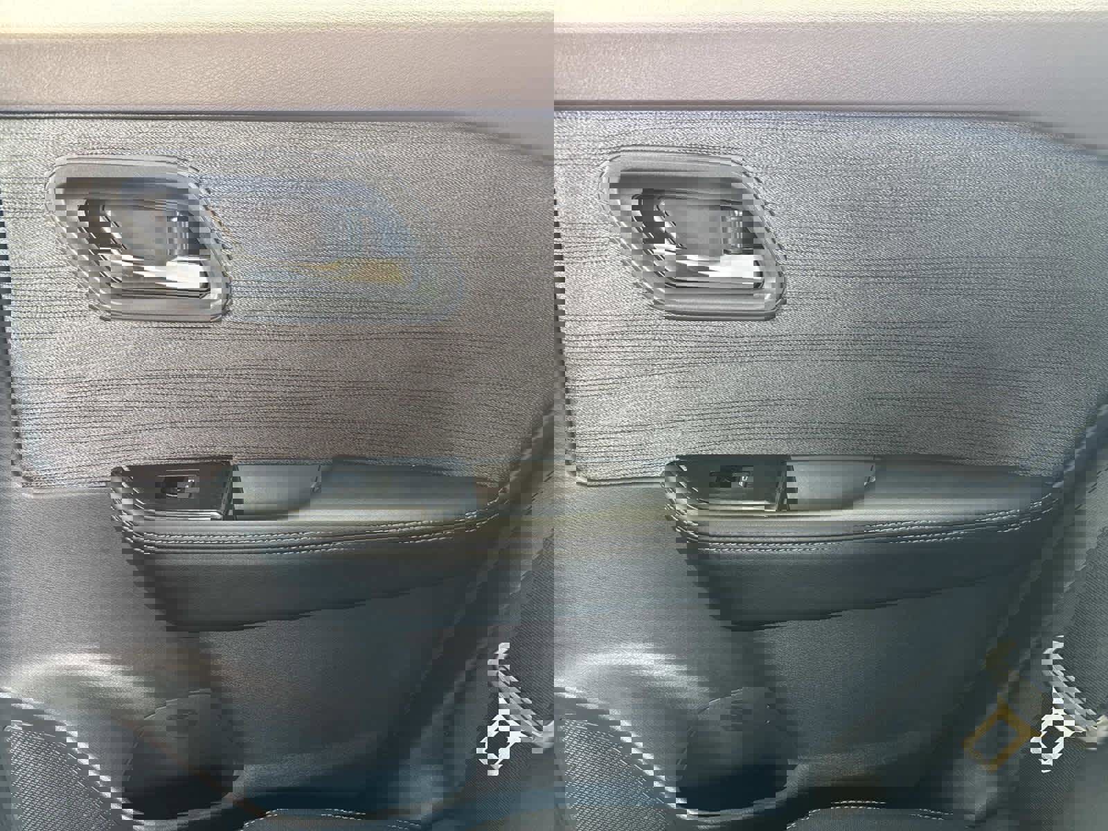 Used 2023 Nissan Rogue SV image 14