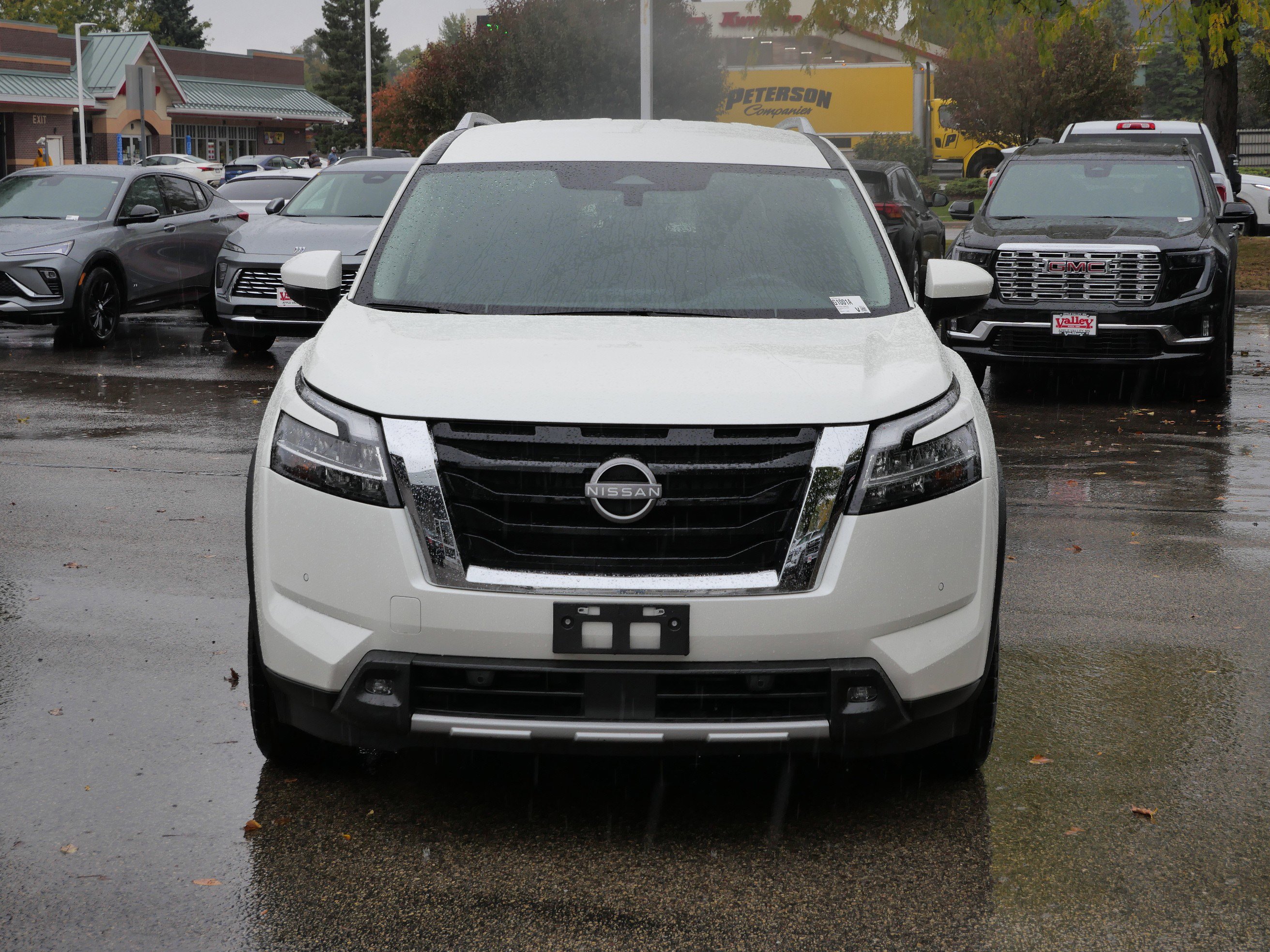 Used 2023 Nissan Pathfinder SL image 2