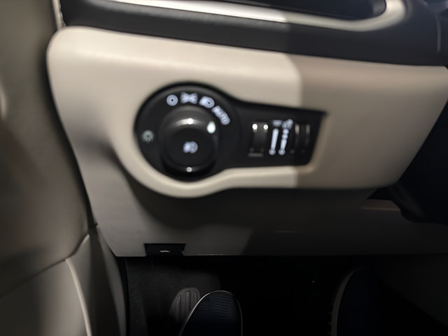 Used 2024 Chrysler Pacifica Limited FWD image 24