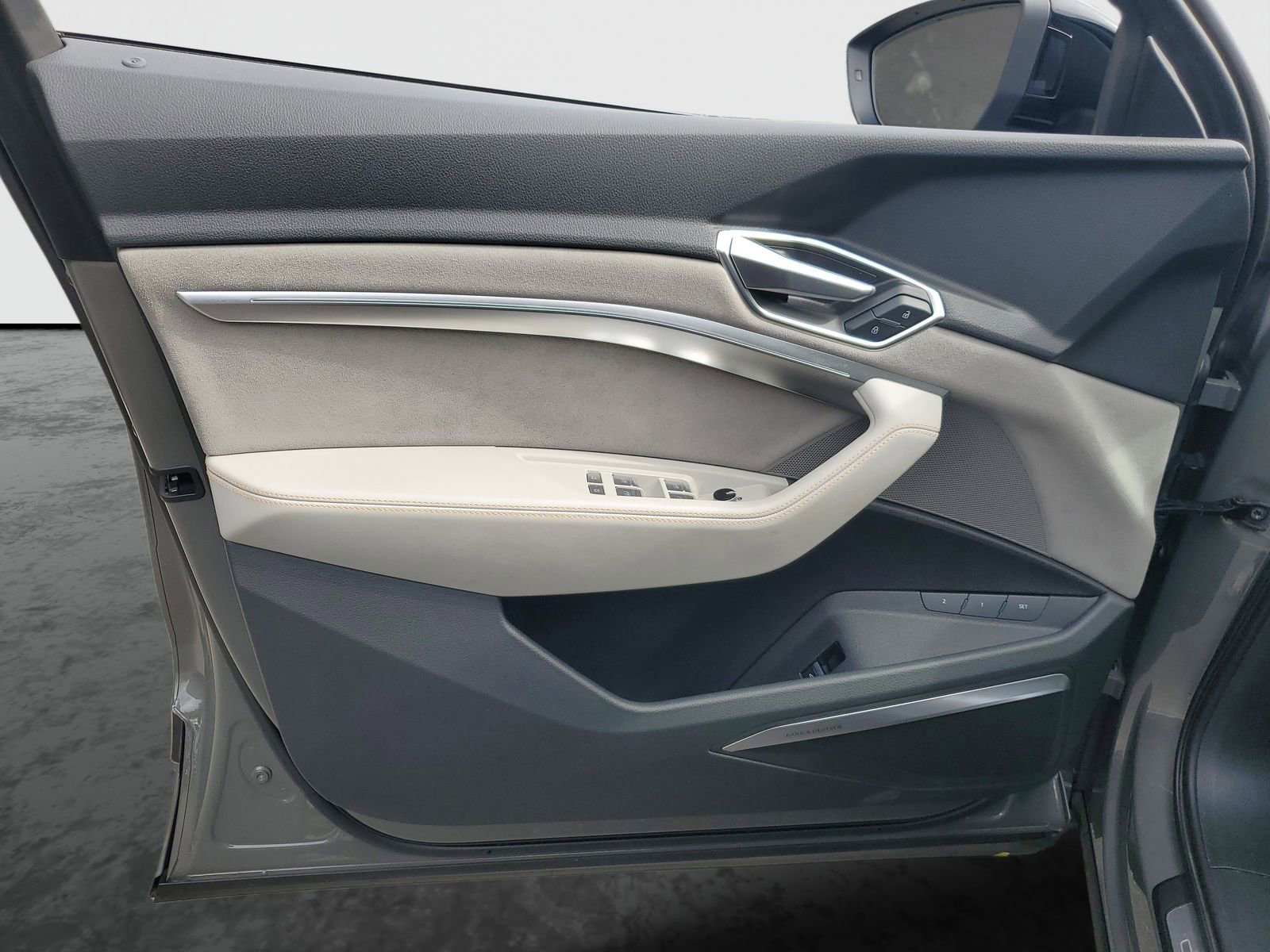 Used 2022 Audi e-tron Chronos image 21