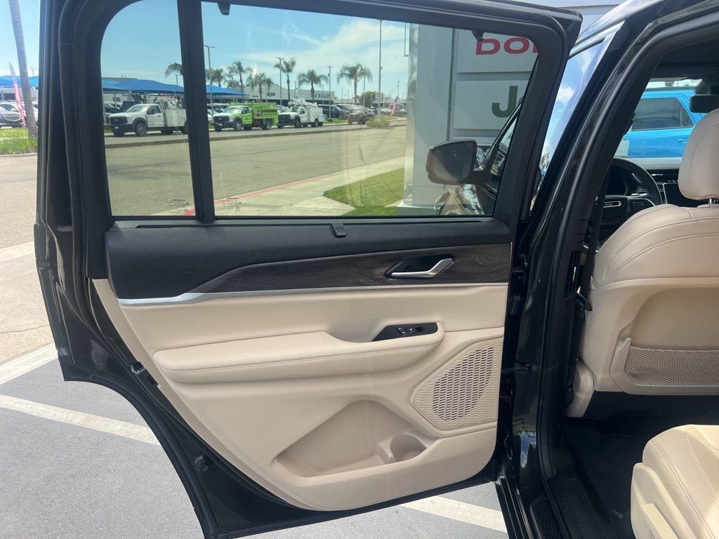 Used 2023 Jeep Grand Cherokee L Limited w/ Luxury Tech Group II AWD/4WD image 38
