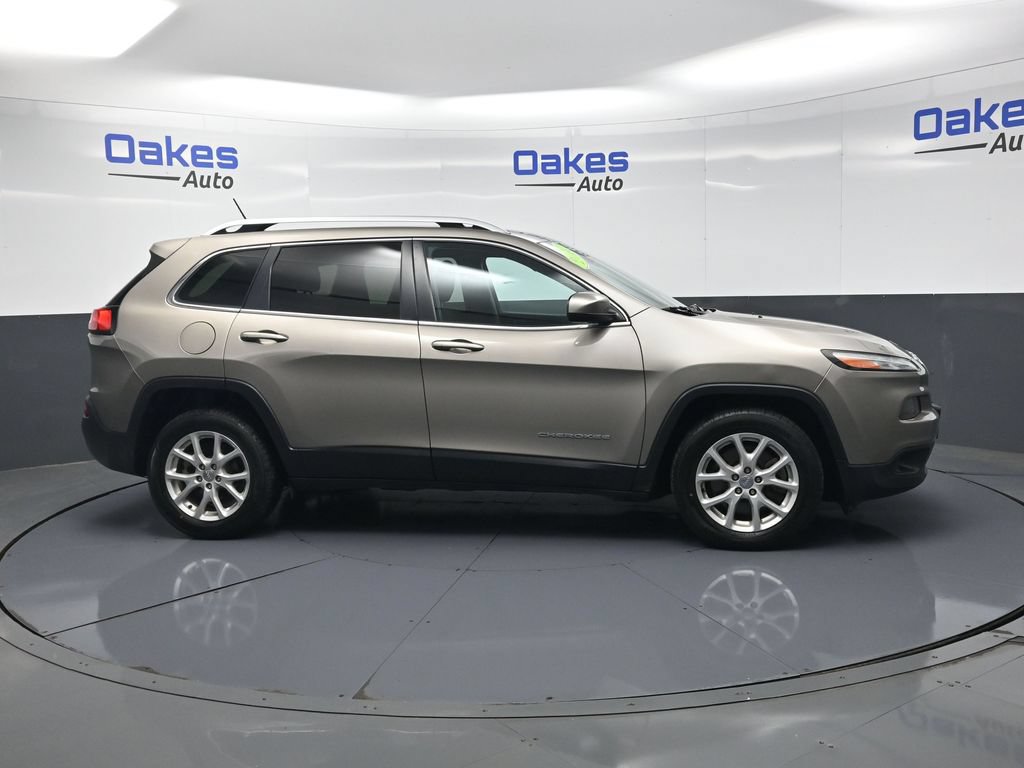 Used 2017 Jeep Cherokee Latitude w/ Cold Weather Group FWD image 8