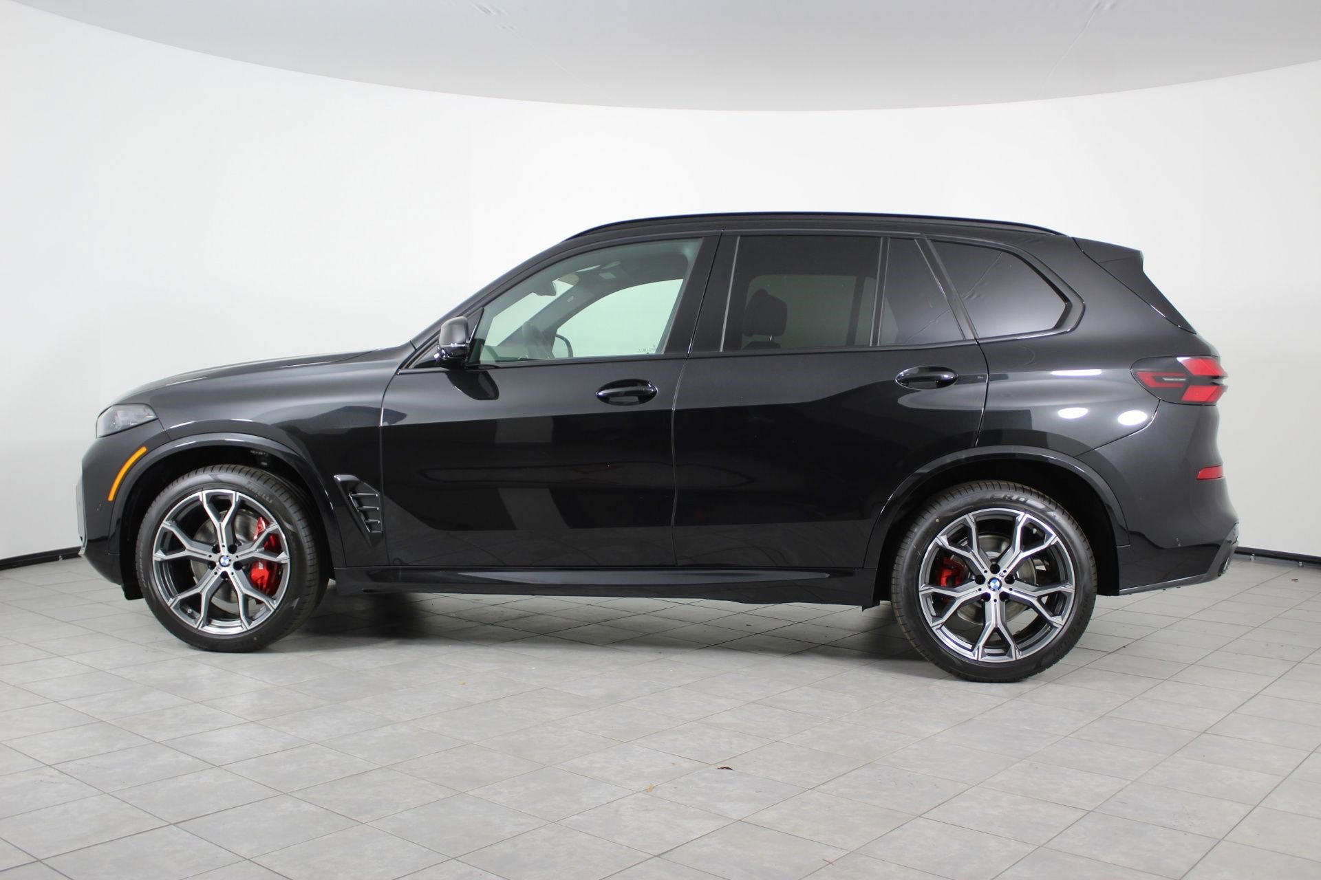 New 2026 BMW X5 xDrive40i w/ M Sport Package AWD/4WD image 2