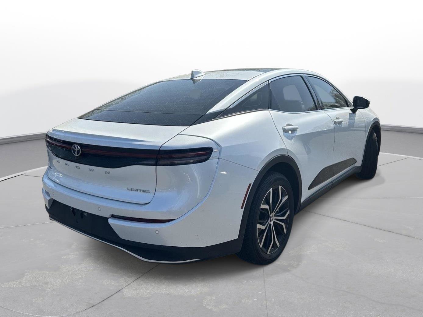 Used 2023 Toyota Crown Limited image 6