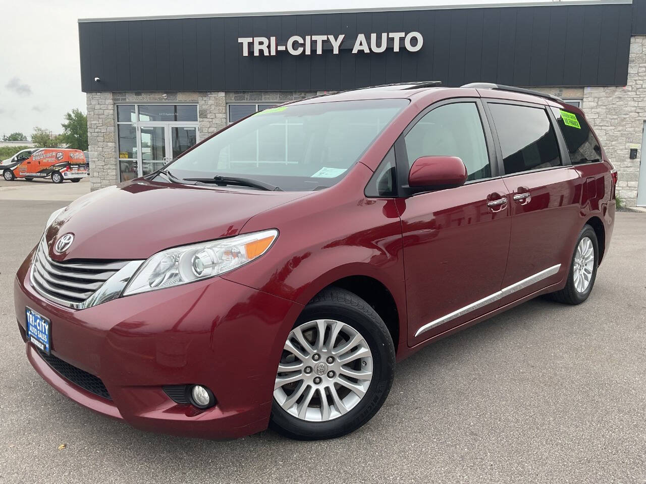 Used 2015 Toyota Sienna XLE FWD image 1