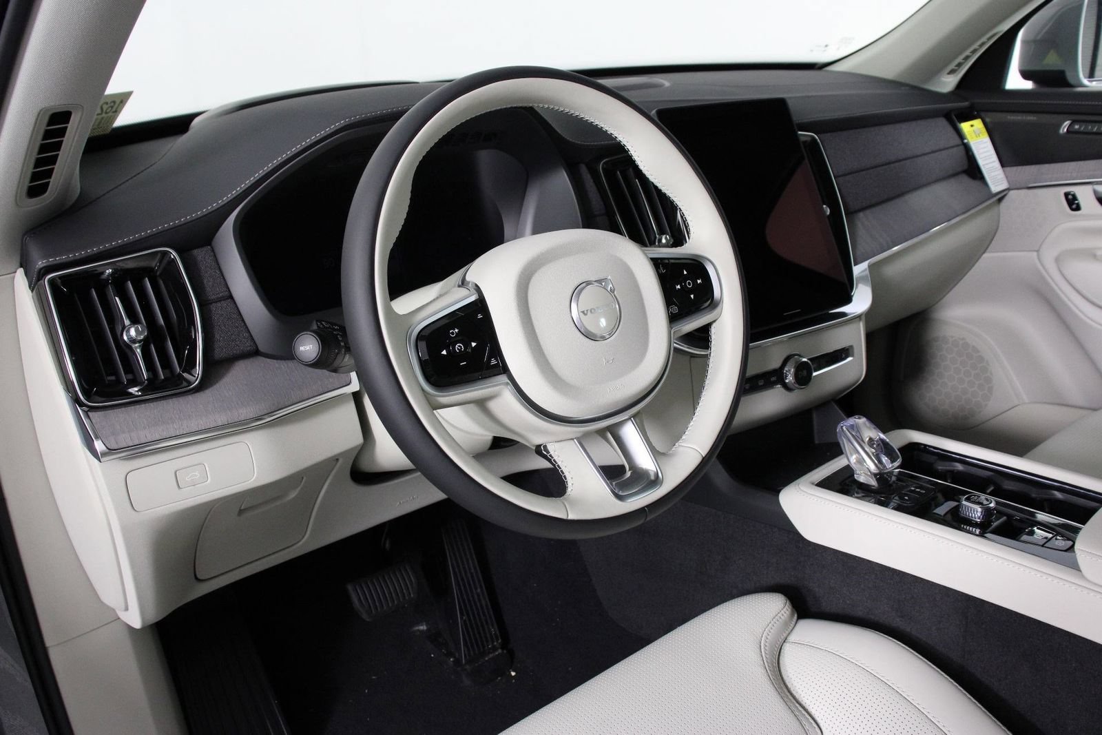 New 2026 Volvo XC90 B6 Ultra w/ Protection Package AWD/4WD image 8
