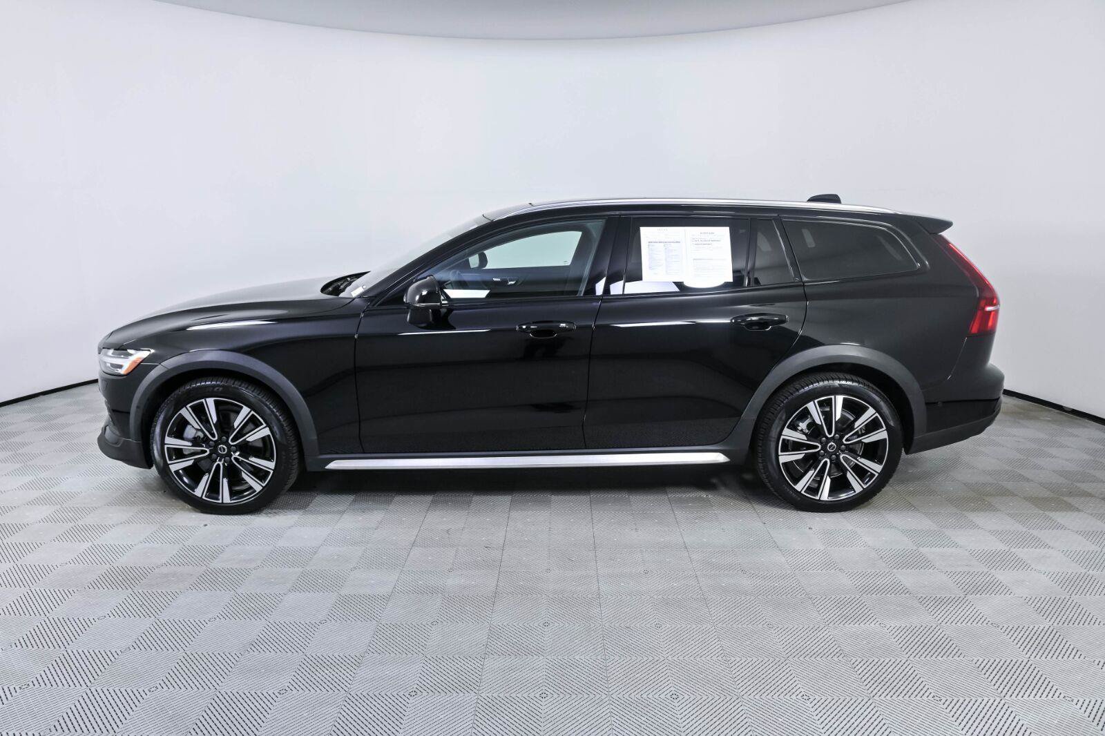 Certified 2025 Volvo V60 B5 Cross Country Ultra AWD/4WD image 2