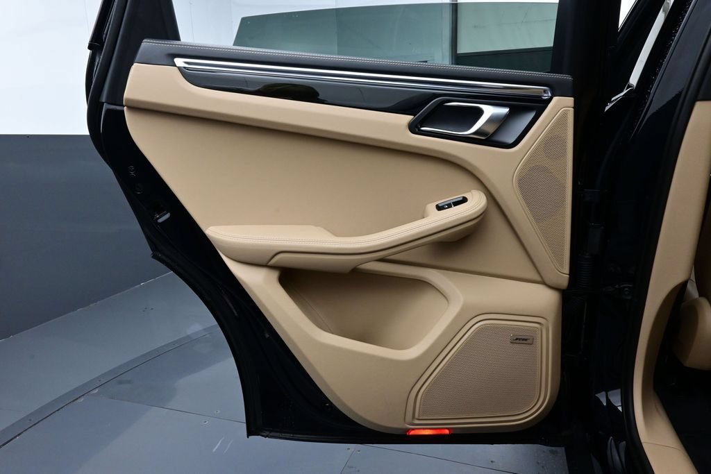 Certified 2025 Porsche Macan AWD/4WD image 13