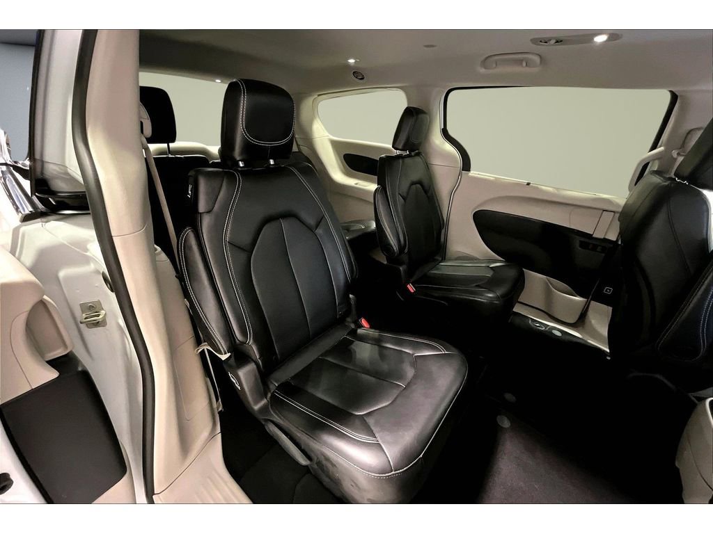 Used 2024 Chrysler Pacifica Touring-L image 27